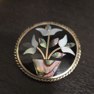 Elegant Floral Inlay Brooch - Black and Gold